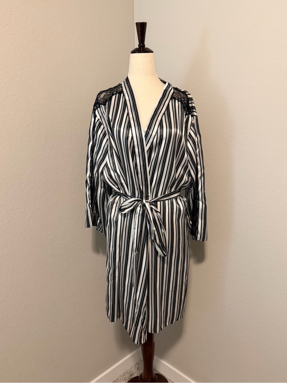Frederick’s of Hollywood Striped Satin Robe – Black & White – Size Large